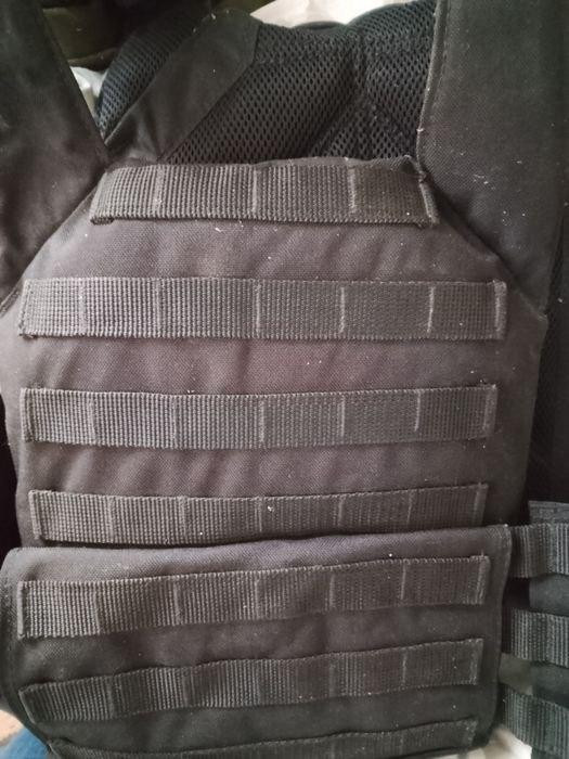 prodaiu-svii-bronezilet-cornogo-kolyoru-material-cordura-stan-maize-idealnii