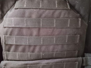 prodaiu-svii-bronezilet-cornogo-kolyoru-material-cordura-stan-maize-idealnii