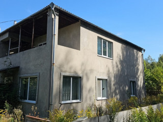 budinok-poruc-z-lisom-69-km-do-stolici