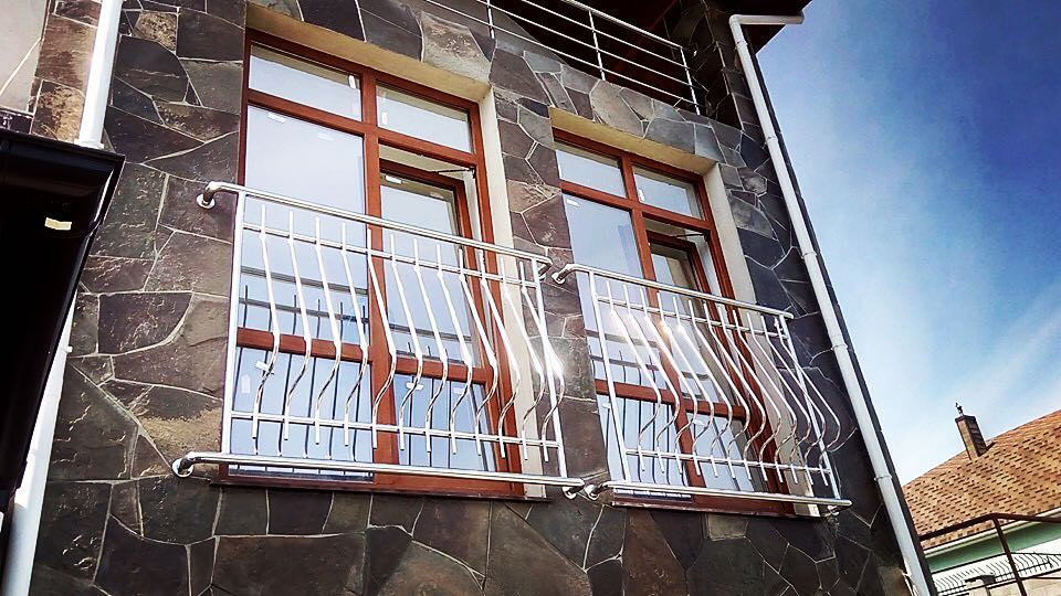 cina-na-francuzkii-balkon-u-krivomu-rozi