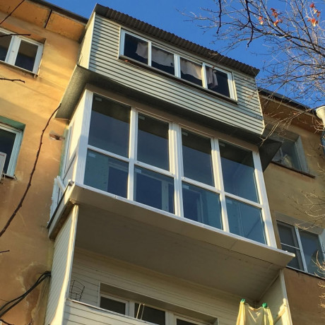 cina-na-francuzkii-balkon-u-krivomu-rozi-big-1