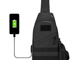 takticeskaia-cernaia-sumka-cerez-pleco-ukreplennaia-sumka-sling-barsetka-takticeskaianagrudnaia-krossbodi-s-usb-razieemom