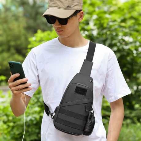 takticeskaia-cernaia-sumka-cerez-pleco-ukreplennaia-sumka-sling-barsetka-takticeskaianagrudnaia-krossbodi-s-usb-razieemom-big-1